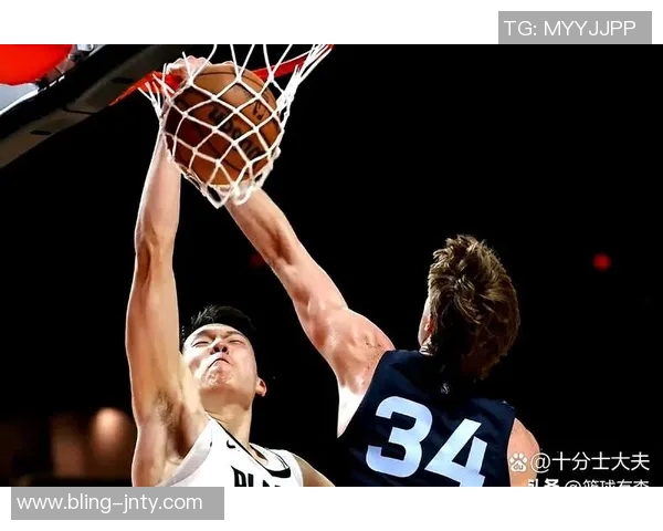 杨瀚森全力争抢后场篮板险被队友截胡展现拼搏精神